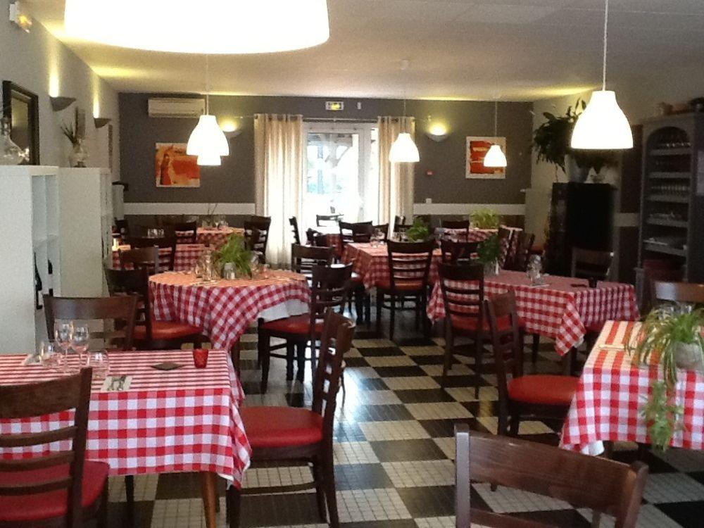 Hotel Restaurant Du Commerce Estang Екстер'єр фото