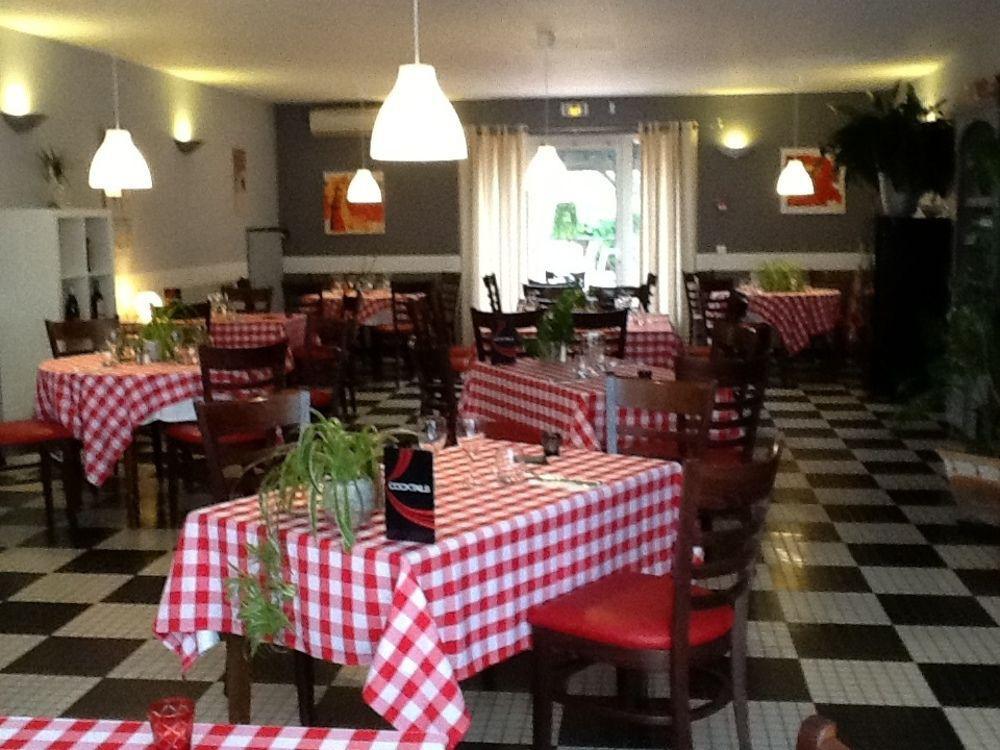 Hotel Restaurant Du Commerce Estang Екстер'єр фото