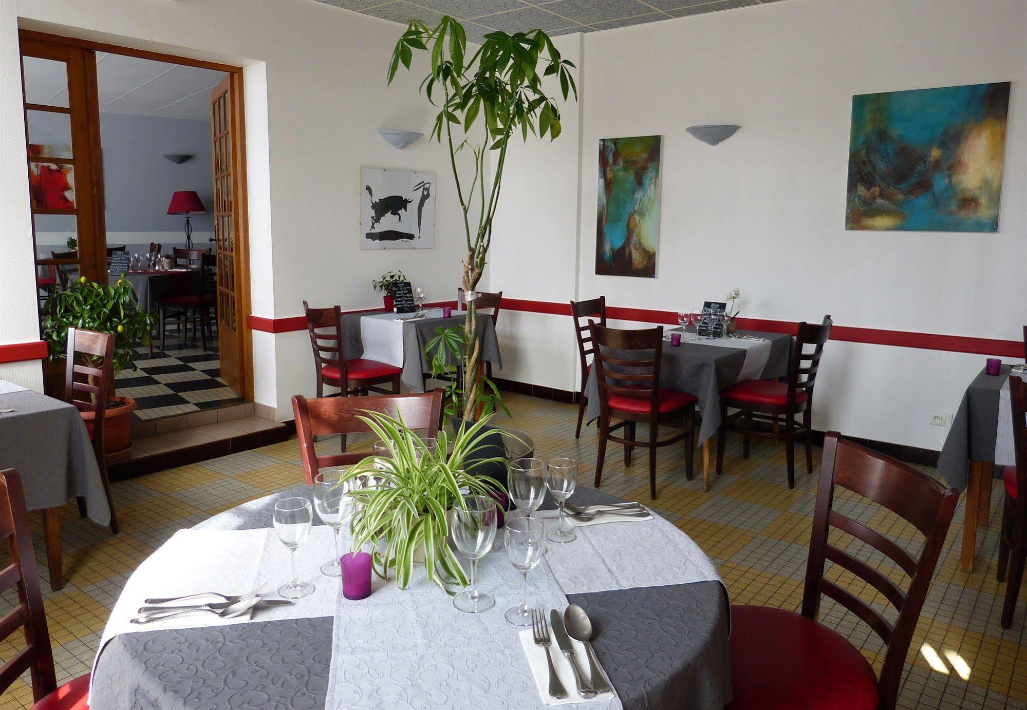 Hotel Restaurant Du Commerce Estang Екстер'єр фото