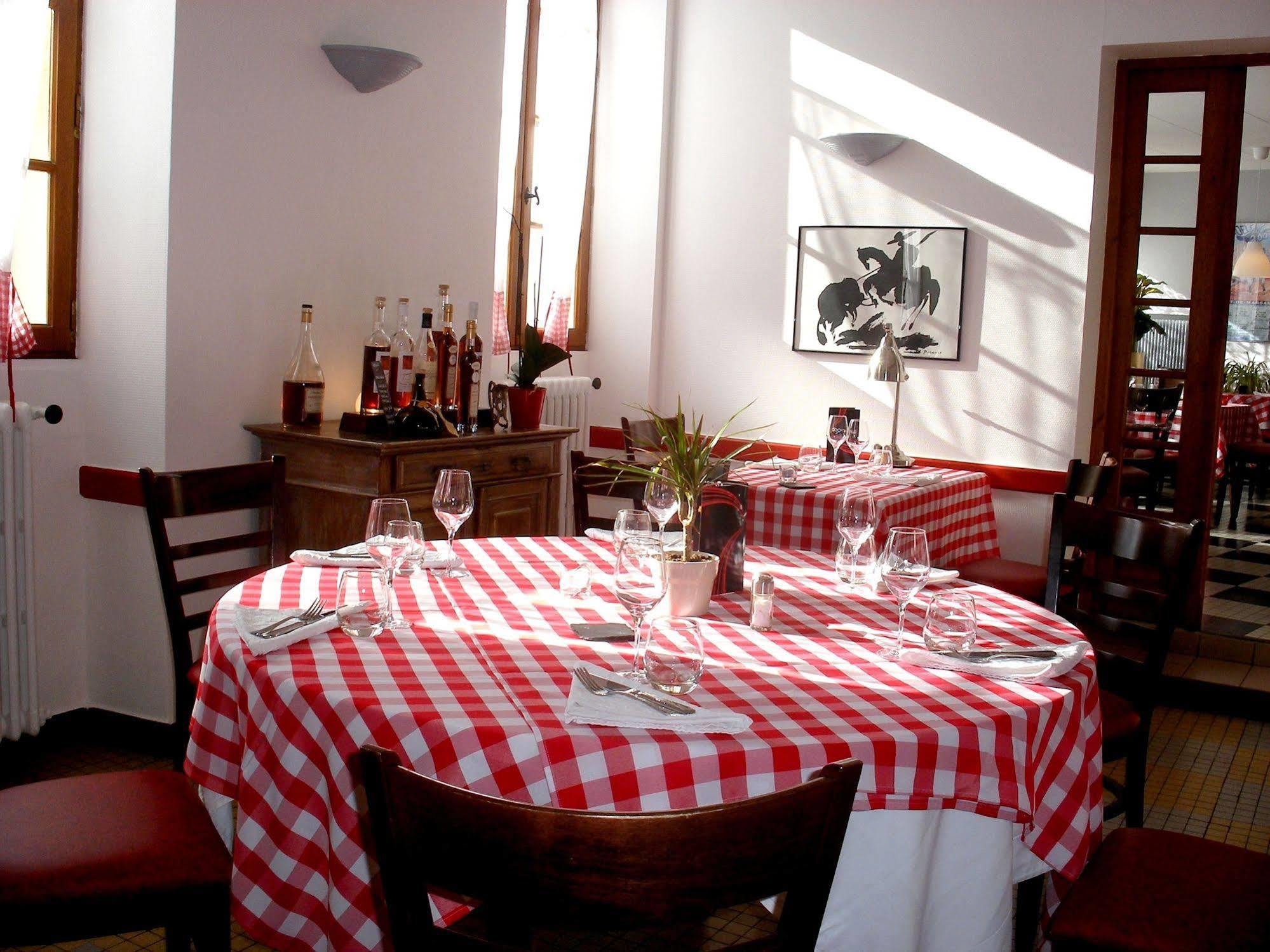 Hotel Restaurant Du Commerce Estang Екстер'єр фото