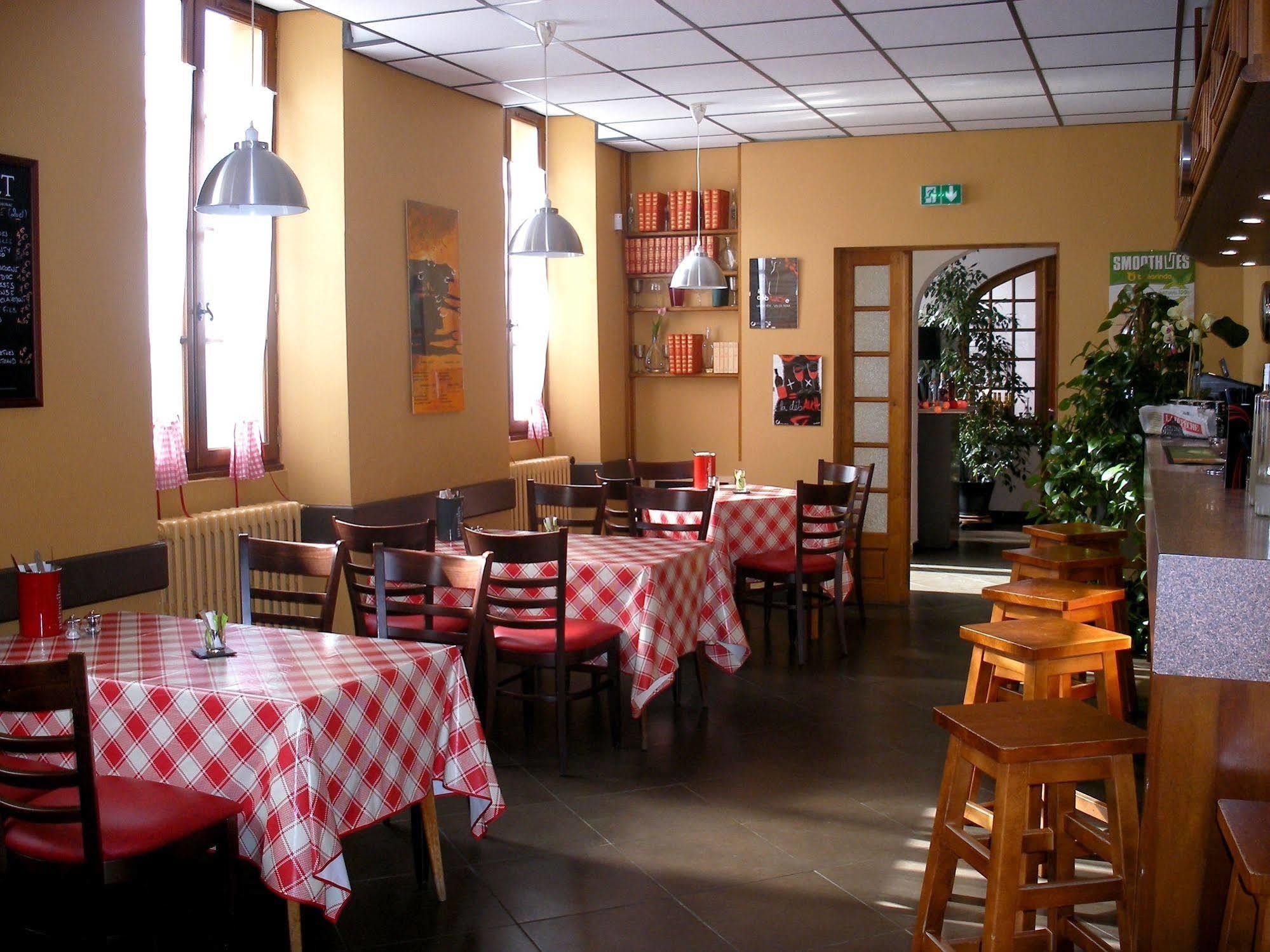 Hotel Restaurant Du Commerce Estang Екстер'єр фото