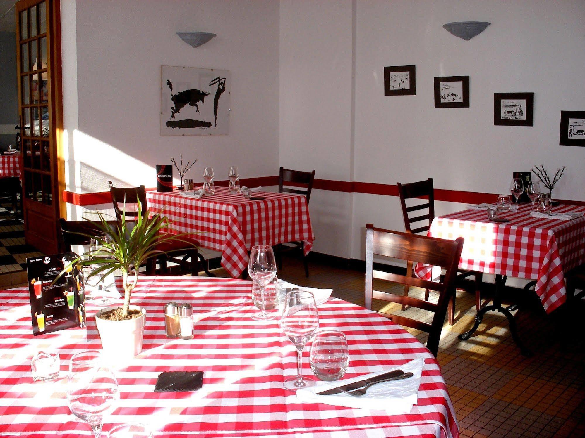 Hotel Restaurant Du Commerce Estang Екстер'єр фото